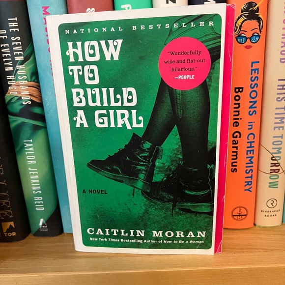 4/$25 How to Build a Girl by Caitlin Moran - Picture 1 of 4